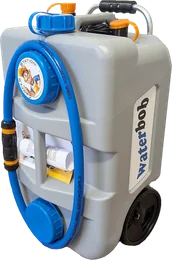 WaterBob: grauer, rollbarer Wassertank mit blauem Schlauch